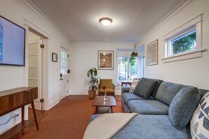 TV - Casa Mellifora | 3BR - Golden Hill - Free Parking (San Diego)