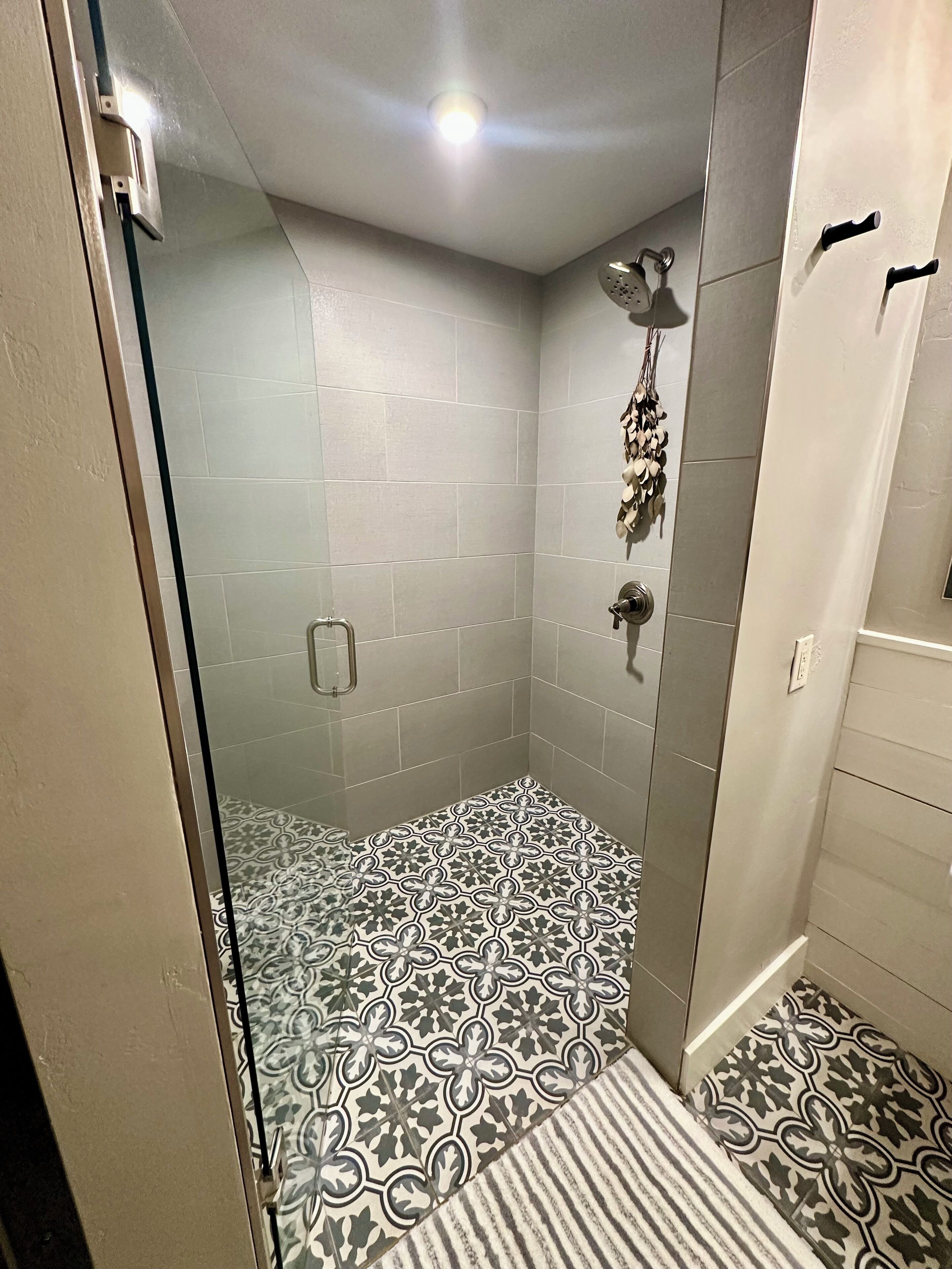 Ducha, toallas, jabón y papel higiénico