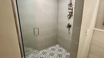 Ducha, toallas, jabón y papel higiénico