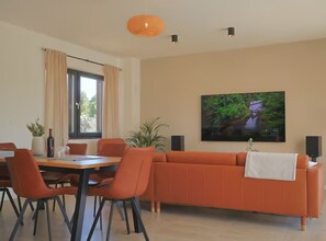 Villa (Three Bedroom Villa With Terrace) | Oppholdsrom | En 32-tommers Flatskjerm-TV med kabel-kanaler