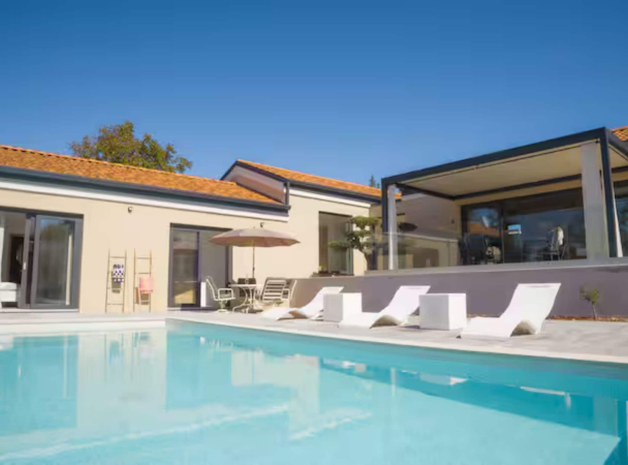 Villa (Three Bedroom Villa With Terrace) | Pool | Außenpool, Liegestühle