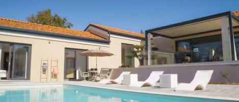 Vila (Three Bedroom Villa With Terrace) | Piscina | Piscina externa, espreguiçadeiras