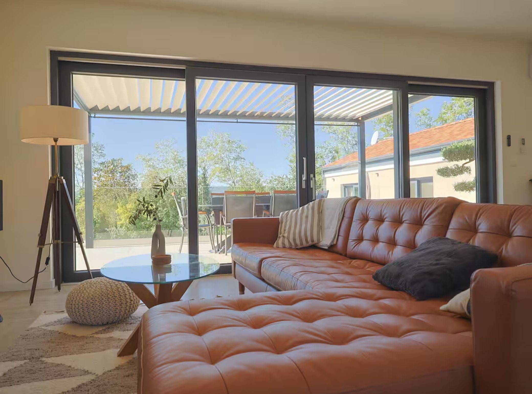 Biệt thự (Three Bedroom Villa With Terrace) | Phòng khách | TV màn hình phẳng 32-inch có truyền hình cáp 