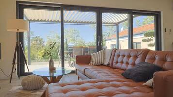 Biệt thự (Three Bedroom Villa With Terrace) | Phòng khách | TV màn hình phẳng 32-inch có truyền hình cáp