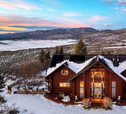 Sleeps 20, Secluded 7bdr Retreat on 71 Priv Acres Elkstone Lodge by Avantstay