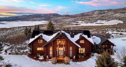 Sleeps 20, Secluded 7bdr Retreat on 71 Priv Acres Elkstone Lodge by Avantstay