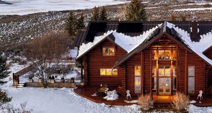 Sleeps 20, Secluded 7bdr Retreat on 71 Priv Acres Elkstone Lodge by Avantstay