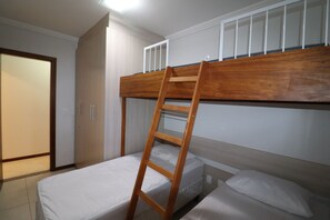 2 habitaciones, tabla de planchar con plancha y internet 