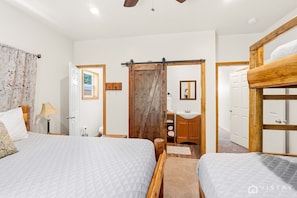 6 Schlafzimmer, Schreibtisch, Bügeleisen/Bügelbrett, Reisekinderbett