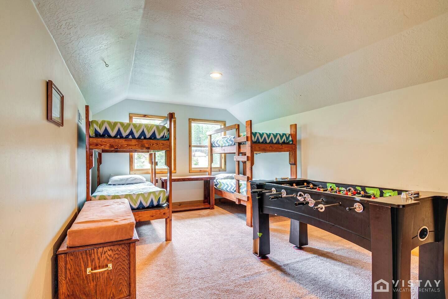 6 bedrooms, desk, iron/ironing board, travel crib