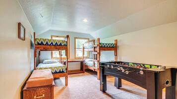 6 bedrooms, desk, iron/ironing board, travel crib