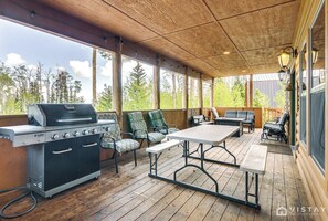 Outdoor dining - Ridgeview Retreat - Huge Ski-in/Ski-Out Cabin (Brian Head)