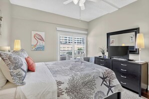 1 bedroom, desk, iron/ironing board, travel cot - Beach Haven Condo for 2 (Fort Lauderdale)
