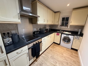 Fridge, microwave, oven, stovetop - Guildford Court Apartment in Colchester (Colchester)