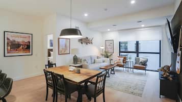 Grand-lejlighed - bjergudsigt | Spisning på værelset