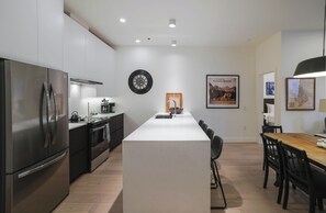 Apartamento Grand, vistas a la montaña | Cocina privada | Frigorífico grande, microondas, horno y placa de cocina