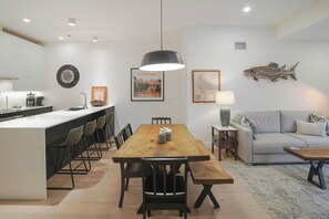 Mackenzie Mountain Hop (Unit 2403) | In-room dining - Mackenzie Mountain Hop (Revelstoke)