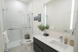 Apartamento Grand, vistas a la montaña | Baño | Artículos de higiene personal gratuitos, secador de pelo y toallas
