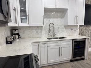 Fridge, oven, stovetop, coffee/tea maker - Flora Oasis - Luxury Stay in the Heart of Tampa! (Tampa)