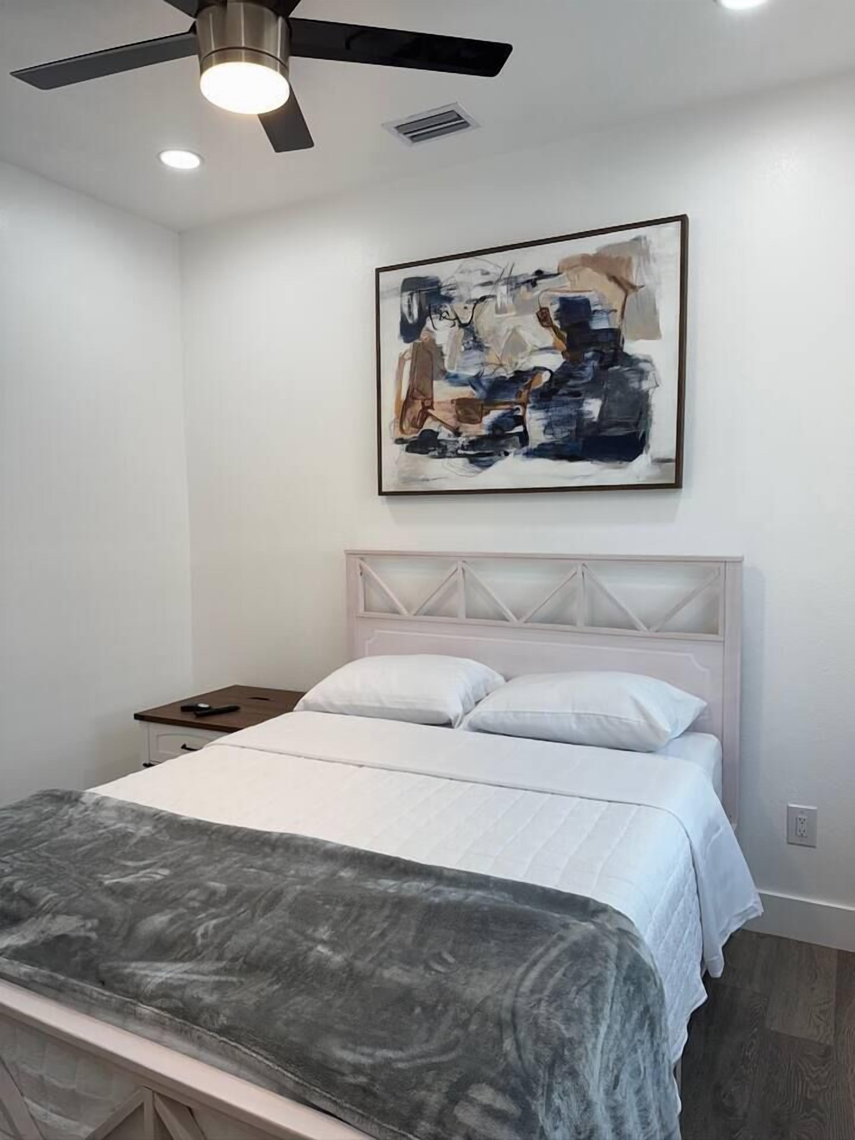Iron/ironing board, free WiFi, bed sheets