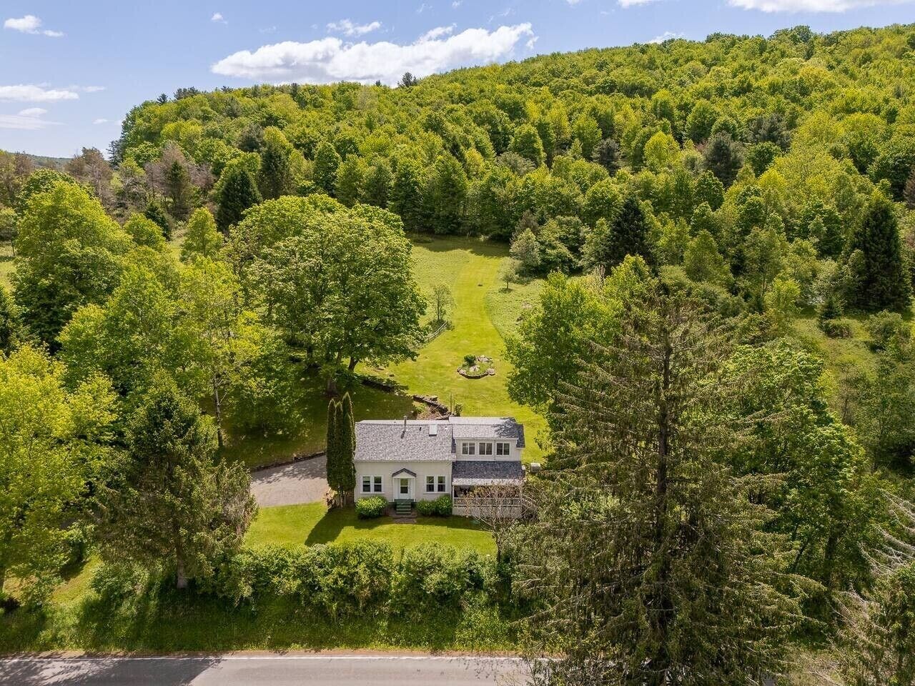 Ein Haus, umgeben von üppigem Grün und einem gepflegten Rasen.