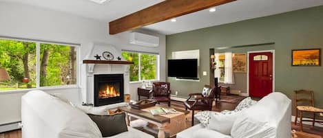 Smart TV, fireplace, computer monitors