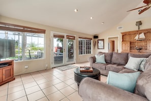 Smart TV, fireplace, DVD player, books - New Listing: Private Wine Estate - Pool and Tastings (Geyserville)