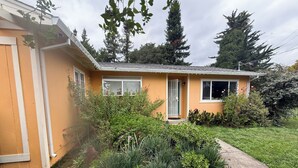 A single-story house with a front porch, a small garden, and a pathway leading to the entrance. - Spacious house in marvelous Healdsburg close to town (Healdsburg)