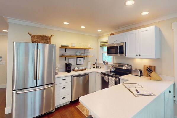 Fridge, microwave, stovetop, dishwasher