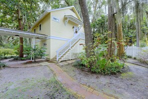 A small, single-story building with a porch and a staircase leading to a door. - Steps to Riverfront: Dtwn Bluffton Studio! (Bluffton)