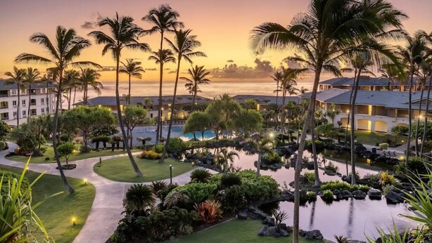 A resort with a pool, palm trees, and a sunset view. - Hilton Point At Poipu Relaxing 2-bedroom resort with AC in awesome Koloa (Koloa)
