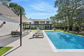 Innendørsbasseng og et oppvarmet basseng