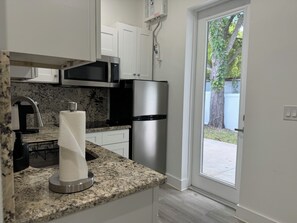 Refrigerador, microondas, placa de cocina, cafetera/tetera