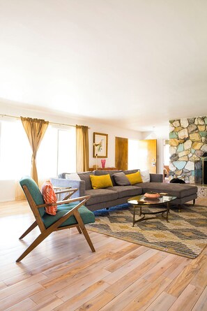 Una Smart TV, una chimenea, un reproductor de DVD, libros