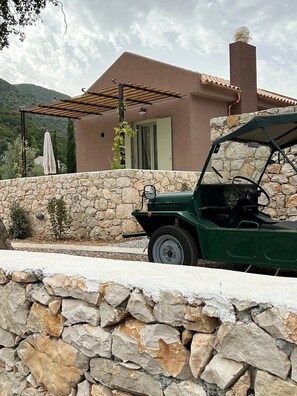 Property grounds - Villa Nerithra, Private Pool and Garden, Furnished Terrace, Vathy, Ithaca (Ithaca)