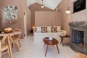 TV - Villa Nerithra, Private Pool and Garden, Furnished Terrace, Vathy, Ithaca (Ithaca)