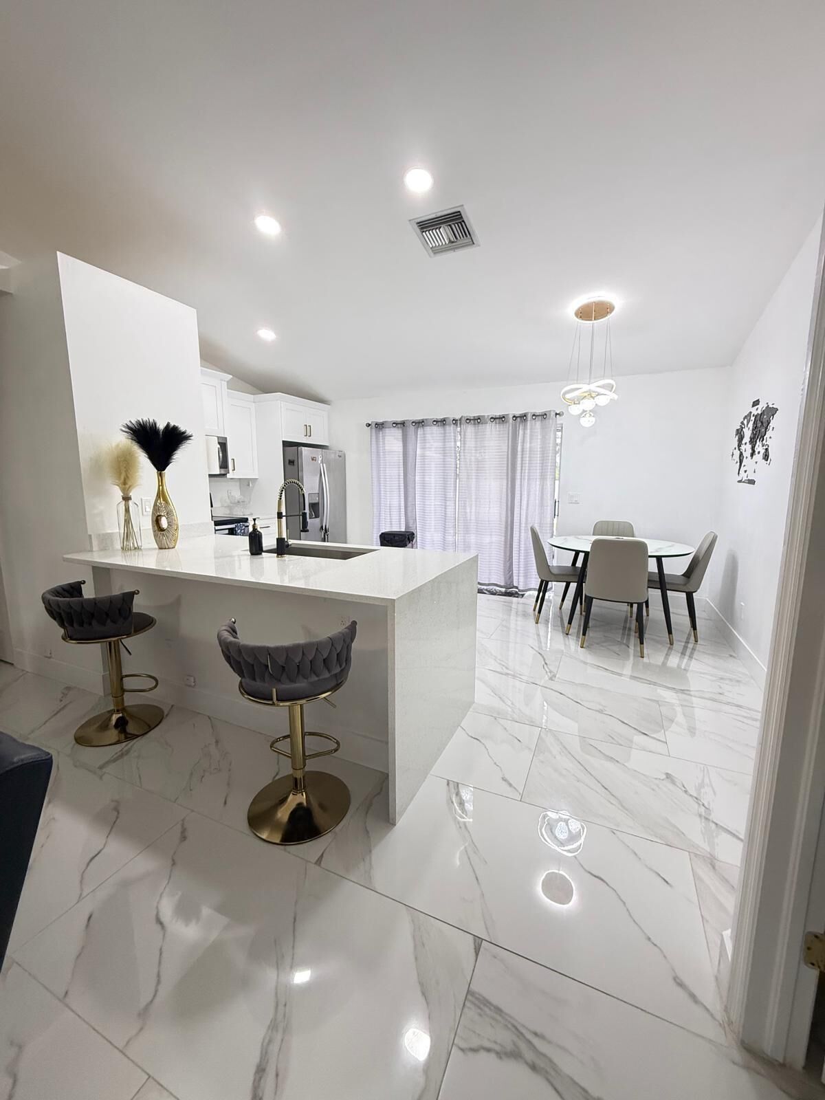 冷蔵庫、電子レンジ、オーブン、コンロ