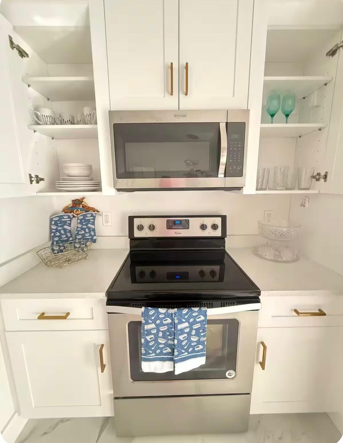 Refrigerador, microondas, horno y parrilla de estufa 