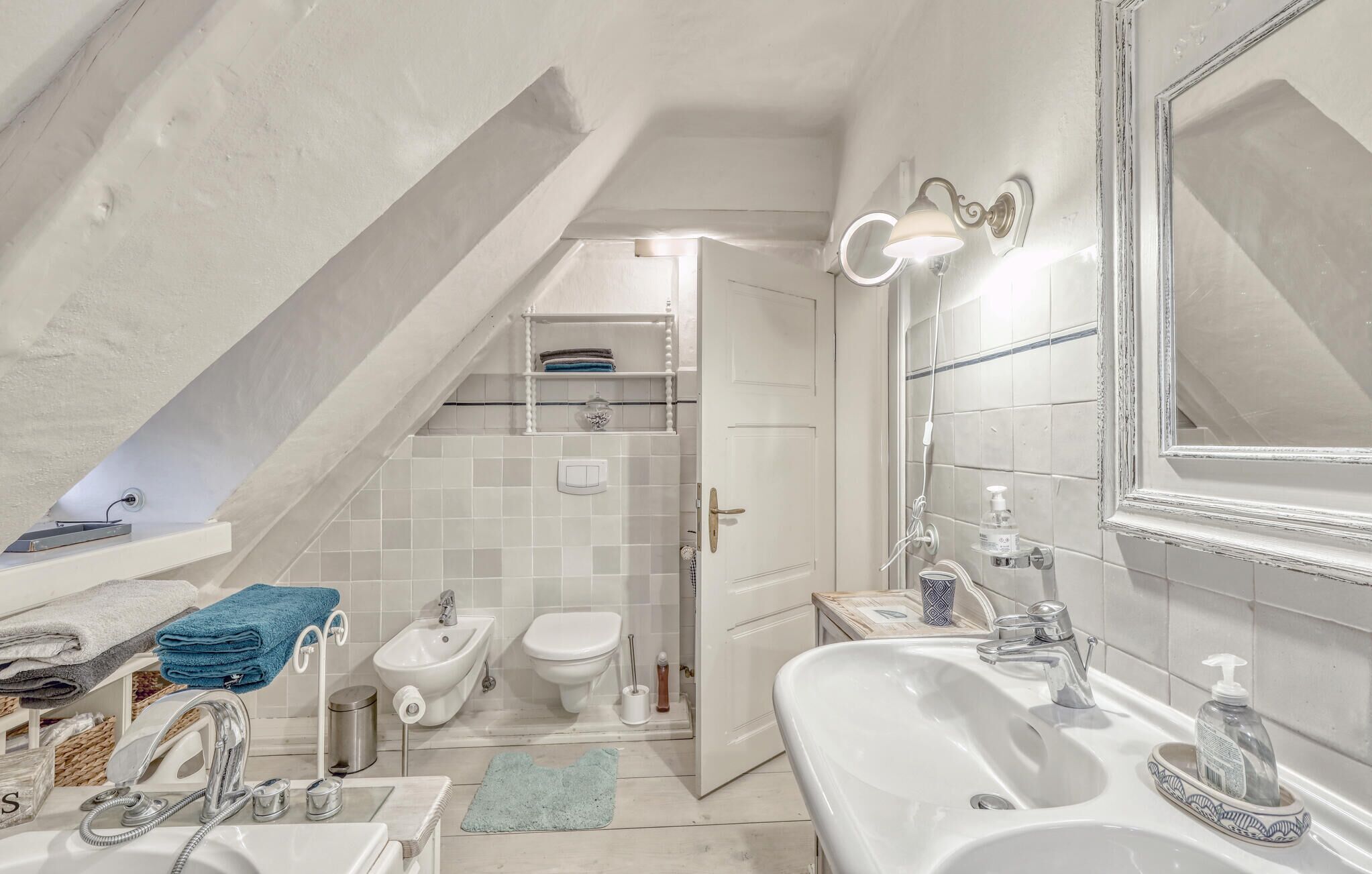 Ein modernes Badezimmer mit Dusche, Bidet und zwei Waschbecken.