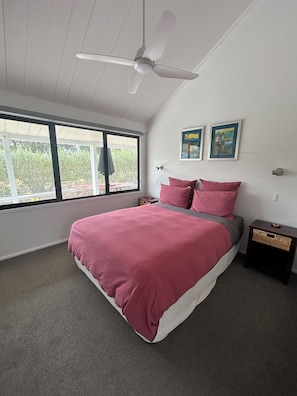 3 bedrooms, iron/ironing board, travel cot, free WiFi - Pauanui Coastal Retreat (Pauanui)