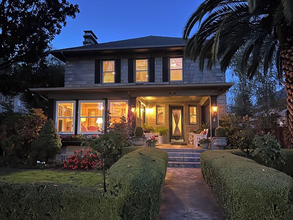 Exterior - Friedberger Manor - Enjoy Downtown Elegance - 3b/2.5ba - June Promotion! (Lodi)
