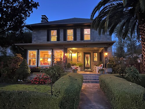 Friedberger Manor - Enjoy Downtown Elegance - 3b/2.5ba