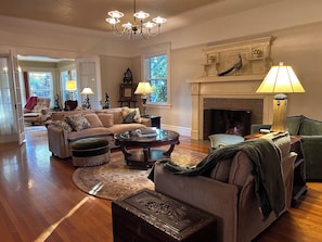 Smart TV, fireplace, books - Friedberger Manor - Enjoy Downtown Elegance - 3b/2.5ba - June Promotion! (Lodi)