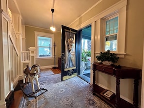 Interior - Friedberger Manor - Enjoy Downtown Elegance - 3b/2.5ba - June Promotion! (Lodi)