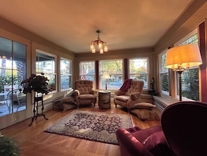 Interior - Friedberger Manor - Enjoy Downtown Elegance - 3b/2.5ba - June Promotion! (Lodi)