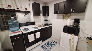 Microondas, horno y placa de cocina