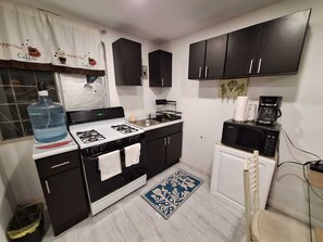 Een microgolfoven, een oven, een kookplaat