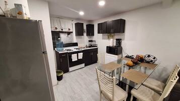 Microondas, horno y placa de cocina