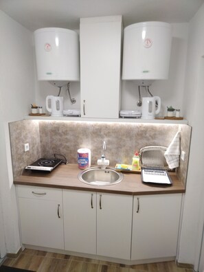 Fridge, coffee/tea maker, toaster, cookware/dishes/utensils - Studio apartment for 2 people #2 (Sarajevo)