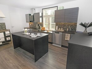 Jääkaappi, mikroaaltouuni, astianpesukone